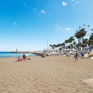 puerto-marinero-en-el-puerto-marina-de-benalmdena-en-el.1costadelsol.com/